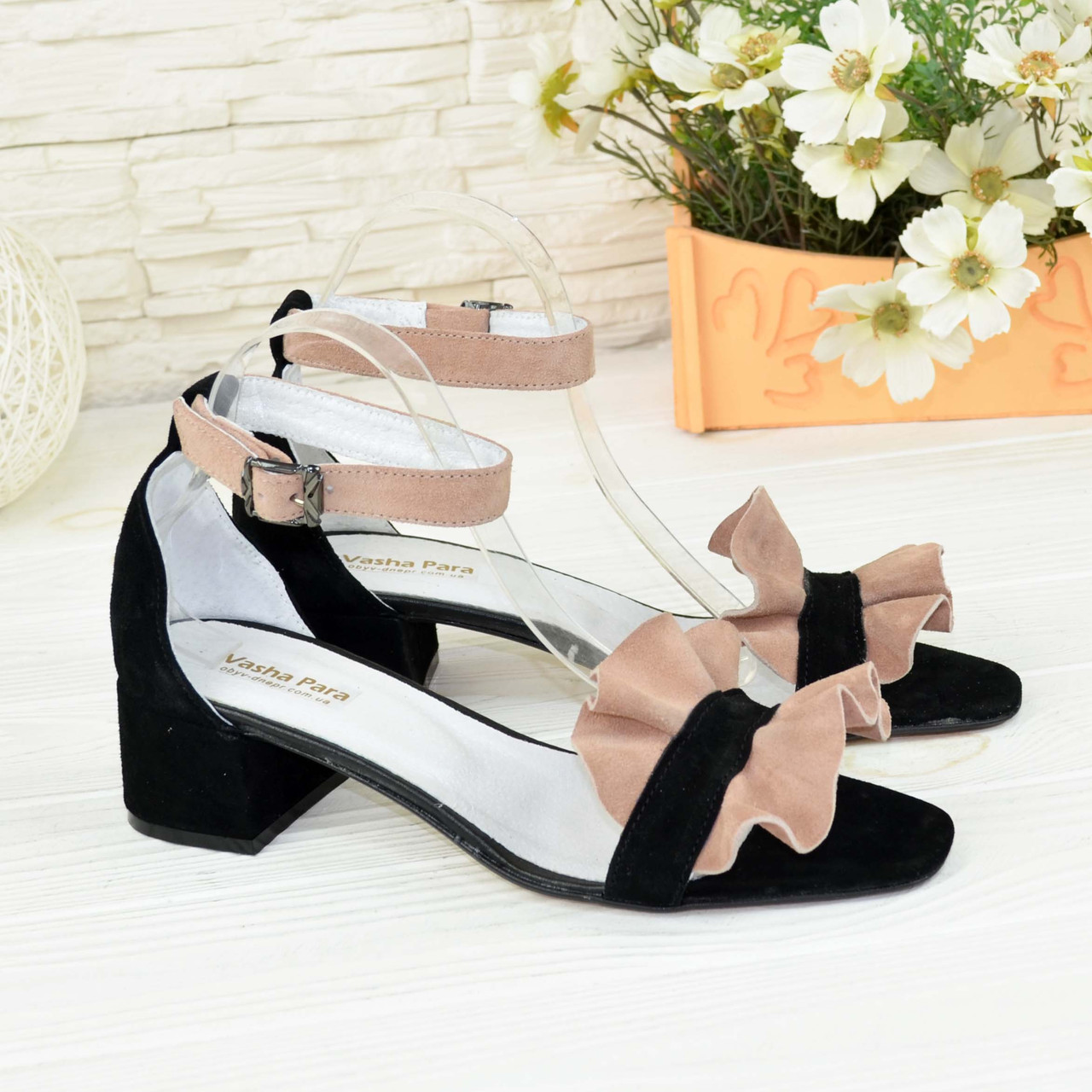 Босоніжки жіночі замшеві на маленькому підборі. Колір чорний, пудра, фото 1