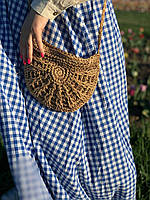 Модная узорчастая женская сумочка-клатч полукруглой формы с плетенным ремешком.