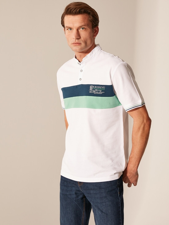 Біле чоловіче поло LC Waikiki ЛС Вайки з коміром-стійкою, синьою і м'ятною смугою на грудях