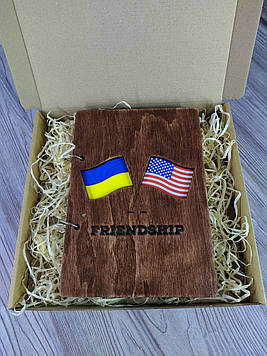 Блокнот, записна книжка з дерев'яною обкладинкою та іменними написами