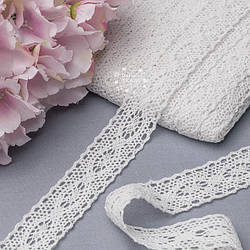 Бавовняне мереживо білого кольору шириною 2.8 см, метражем