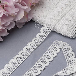 Бавовняне мереживо білого кольору шириною 2 см, метражем