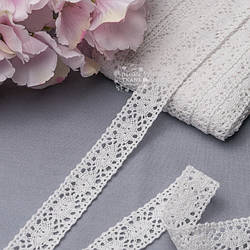 Бавовняне мереживо білого кольору шириною 2.2 см, метражем