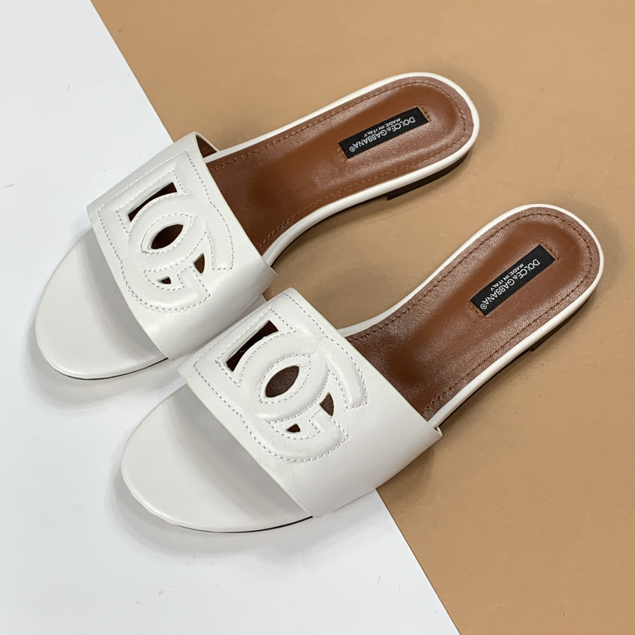 Шльопанці білі