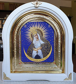 Ікона П.Б.Остробрамська в білому арковому киоті з декоративними куточками, розмір 28*25, розмір ліку 15*18