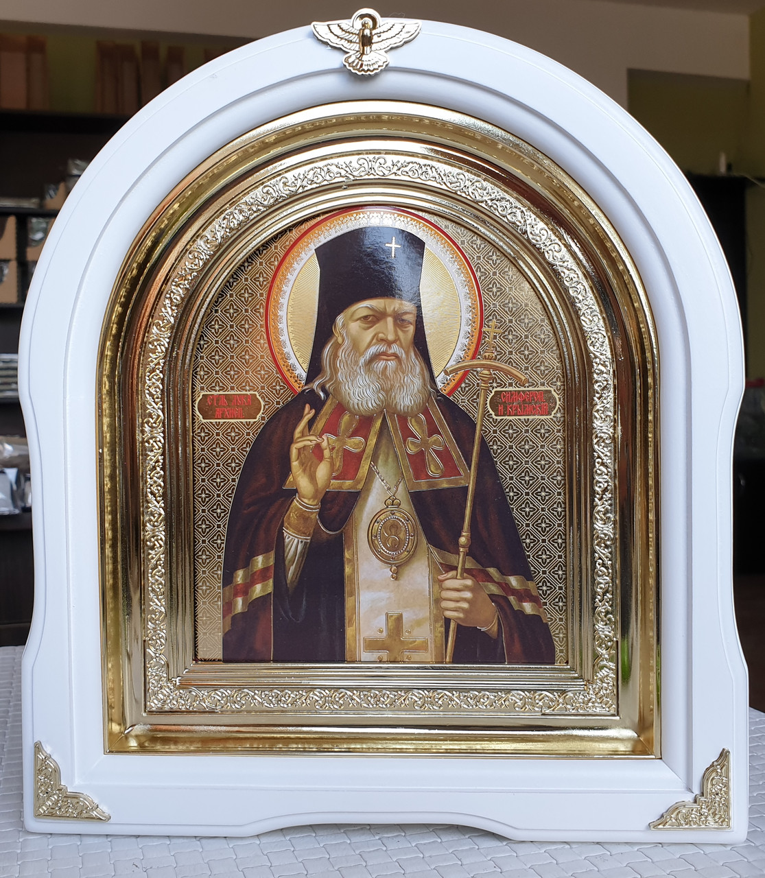 Ікона Святий Лука в білому арковий кіоті з декоративними. куточками під склом, розмір 28×25, сюжет 15×18.