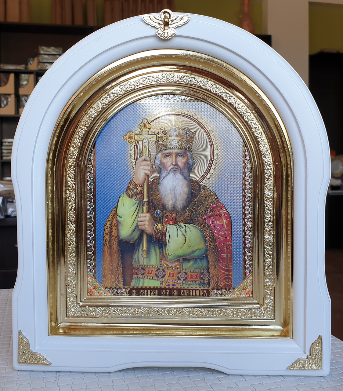Ікона Святий князь Володимир у білому арочному кіоті під склом, розмір кіота 28*25, сюжет 15*18.