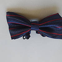 Детский галстук-бабочка для мальчиков синий в красную полоску.