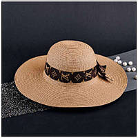 Стильная пляжная широкополая женская шляпа с лентой известного бренда. песочный