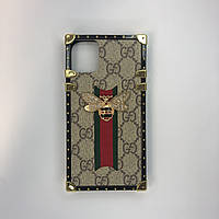 Чехол для iPhone XR / Айфон XR квадратный с монограммой GUCCI / Гуччи и пчелой