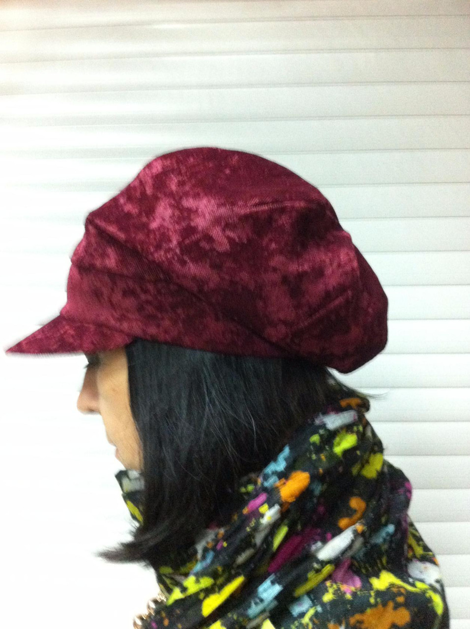 Жіноча демісезонна кепка з микровельвета колір бордовий