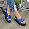 Босоніжки жіночі на танкетці, колір електрик, фото 2