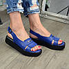 Босоніжки жіночі на танкетці, колір електрик, фото 3