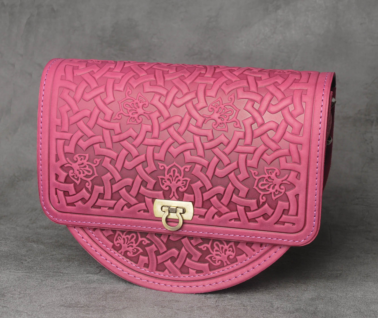 Ексклюзивна напівкругла рожева жіноча сумочка через плече, тиснений авторський візерунок
