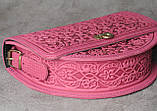 Ексклюзивна напівкругла рожева жіноча сумочка через плече, тиснений авторський візерунок, фото 9