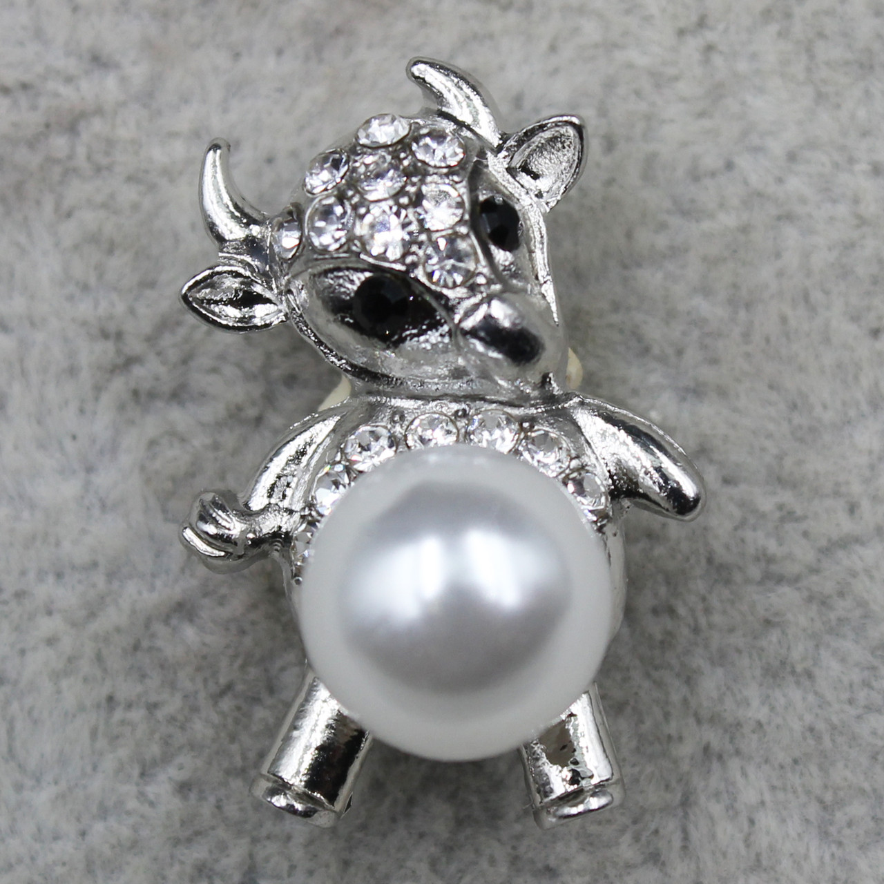 Брошка металева срібляста маленька Олень зі стразами та перлами символ року розмір виробу 26х18 мм