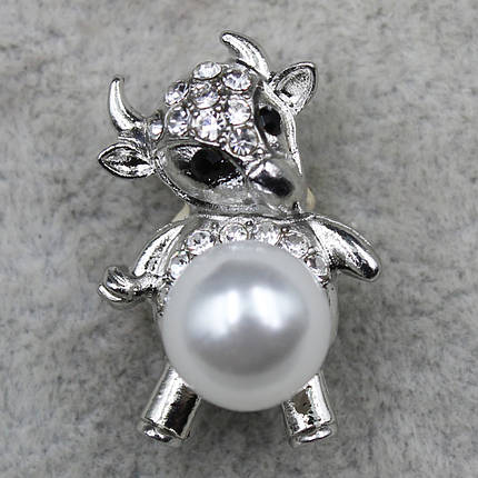 Брошка металева срібляста маленька Олень зі стразами та перлами символ року розмір виробу 26х18 мм, фото 1