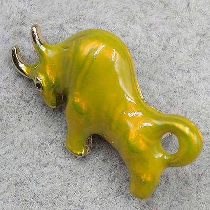 Брошка металева золотиста маленька бичок покрита жовтою емаллю символ року розмір виробу 26х18 мм, фото 1