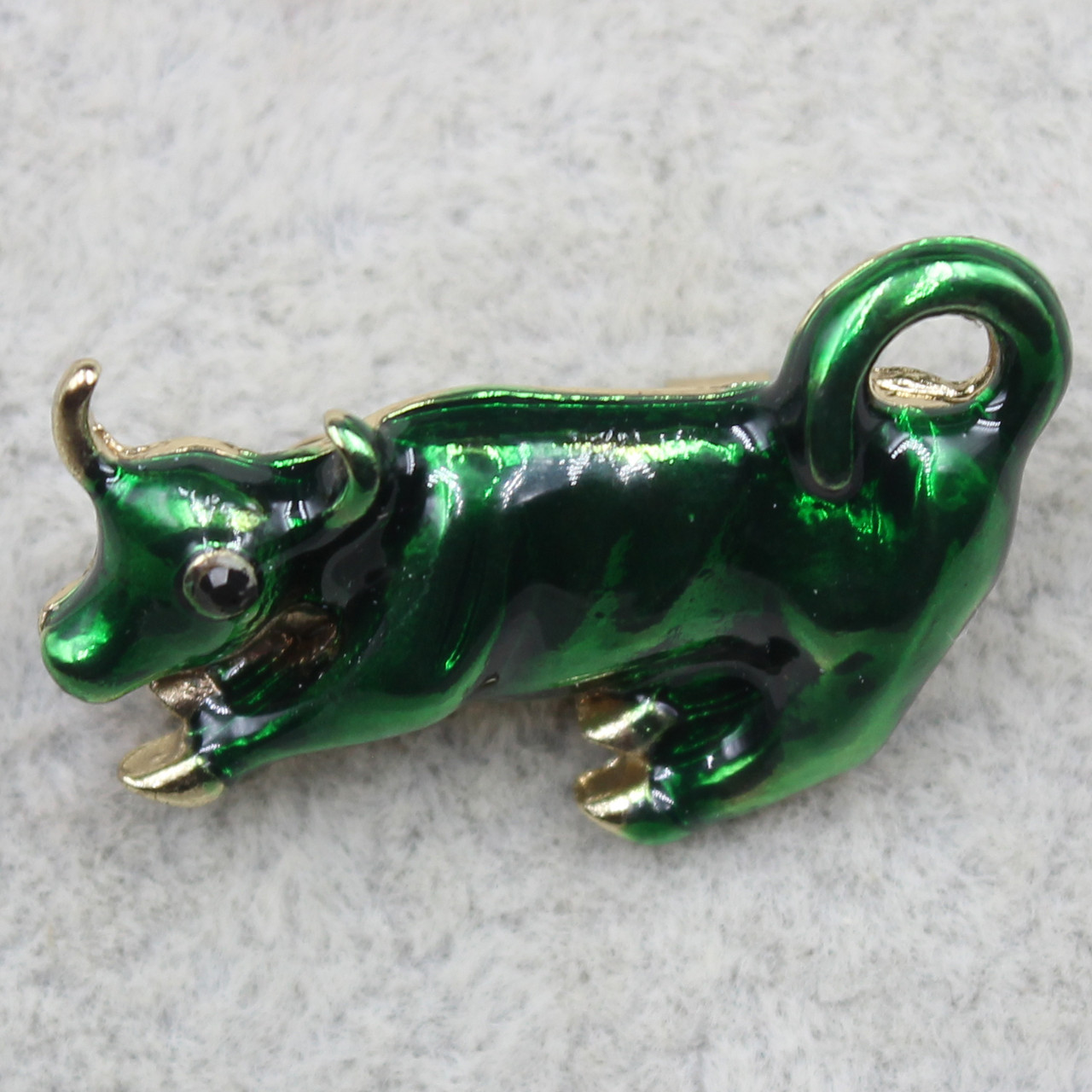 Брошка металева золотиста маленька Корова покрита зелена емаллю символ року розмір виробу 26х18 мм