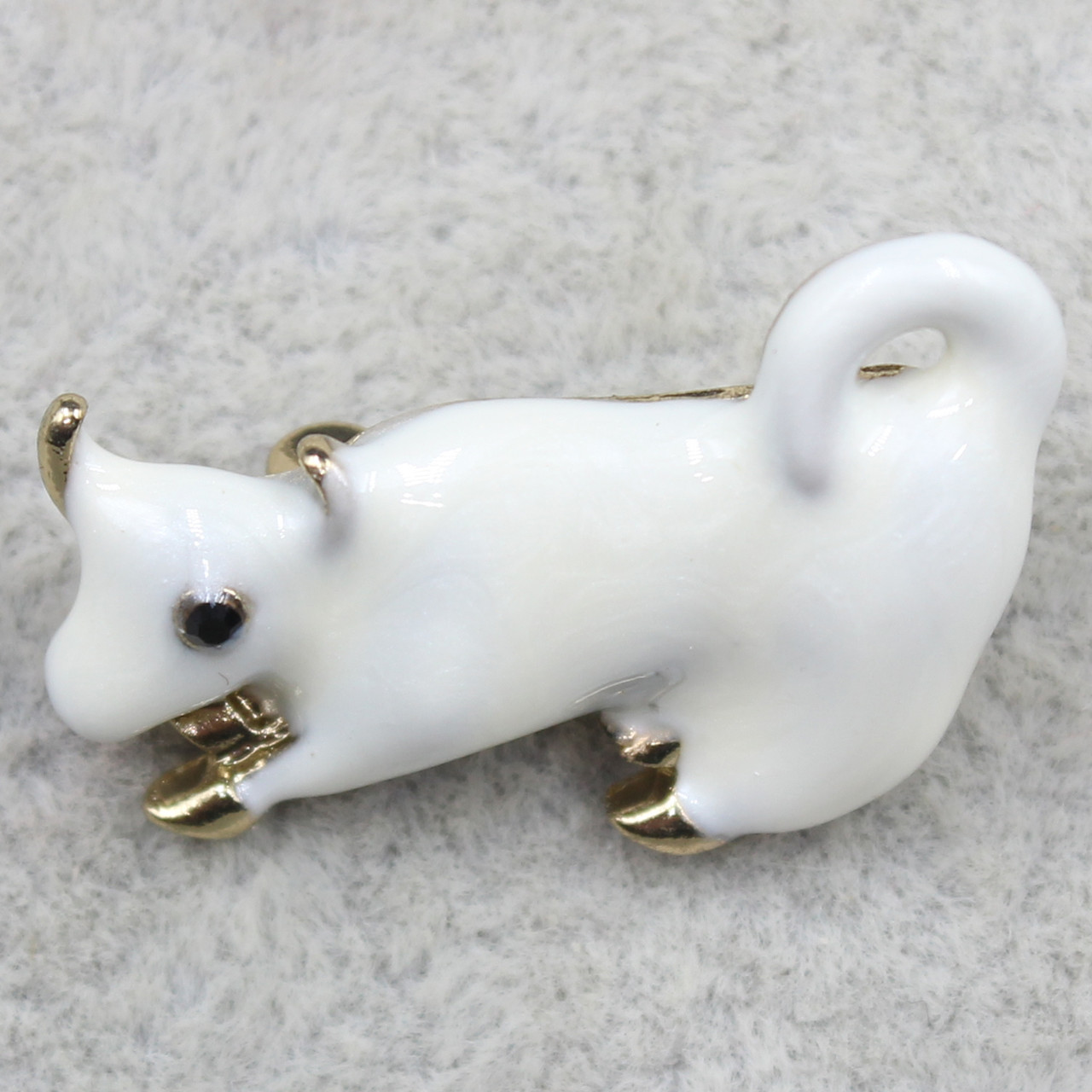 Брошка металева золотиста маленька Корона покрита білою емаллю символ року розмір виробу 26х18 мм