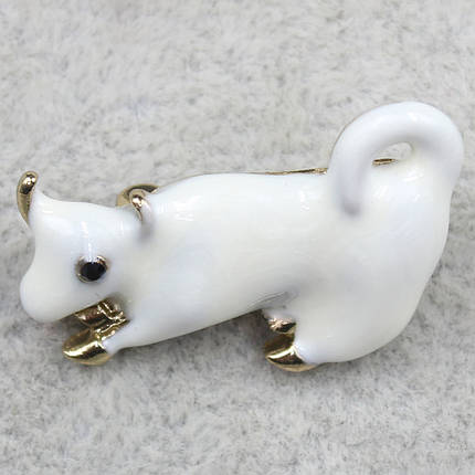 Брошка металева золотиста маленька Корона покрита білою емаллю символ року розмір виробу 26х18 мм, фото 1