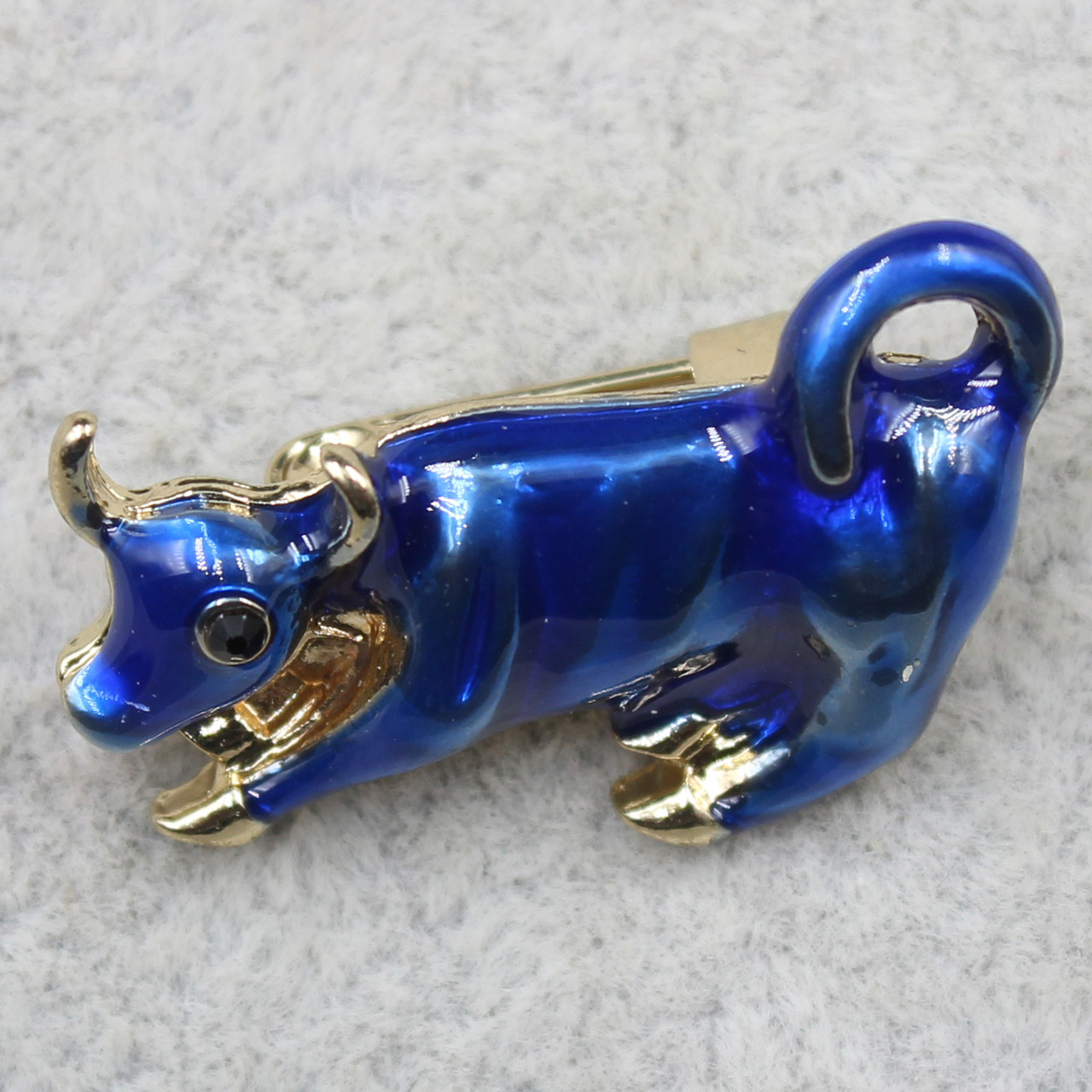 Брошка металева золотиста маленька Корова покрита синьою емаллю символ року розмір виробу 26х18 мм