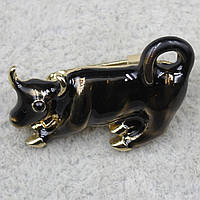 Брошь металлическая золотистая маленькая Корова покрыта цветной эмалью символ года размер 26х18 мм