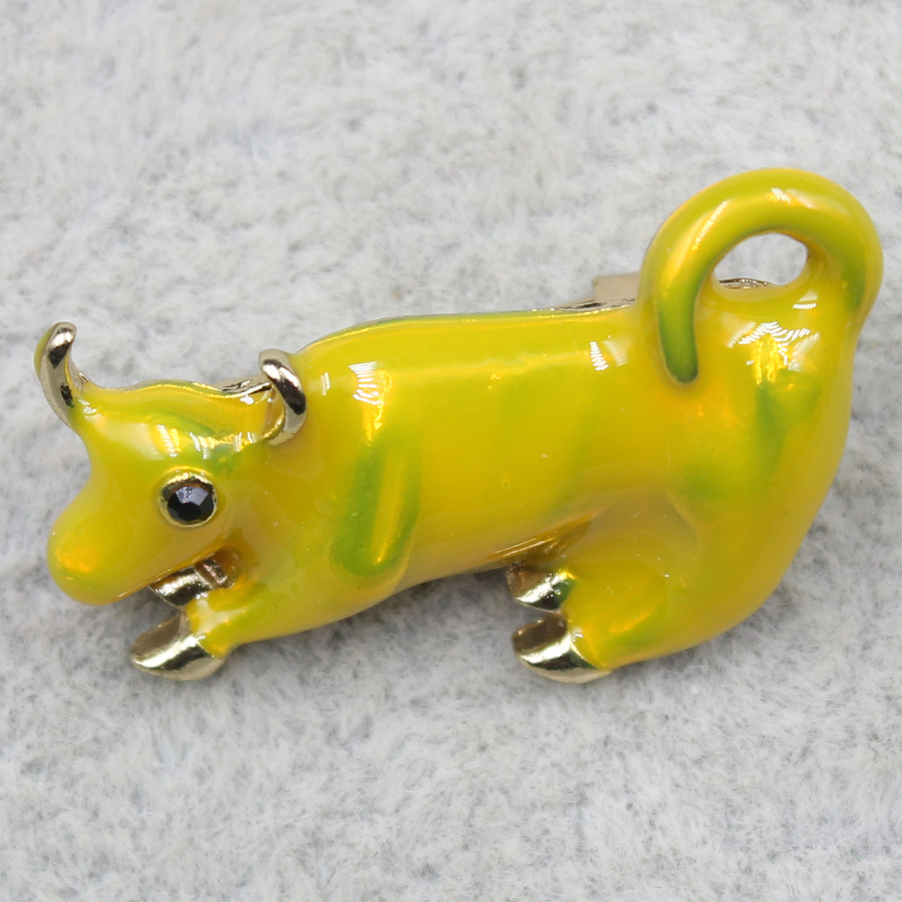 Брошка металева золотиста маленька Корова покрита жовтою емаллю символ року розмір виробу 26х18 мм