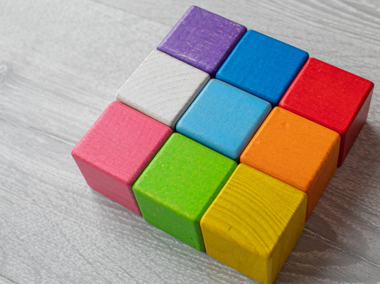 Дитяча іграшка "Кубики" 9 шт різнокольорові 4х4 см з екологічного натурального дерева