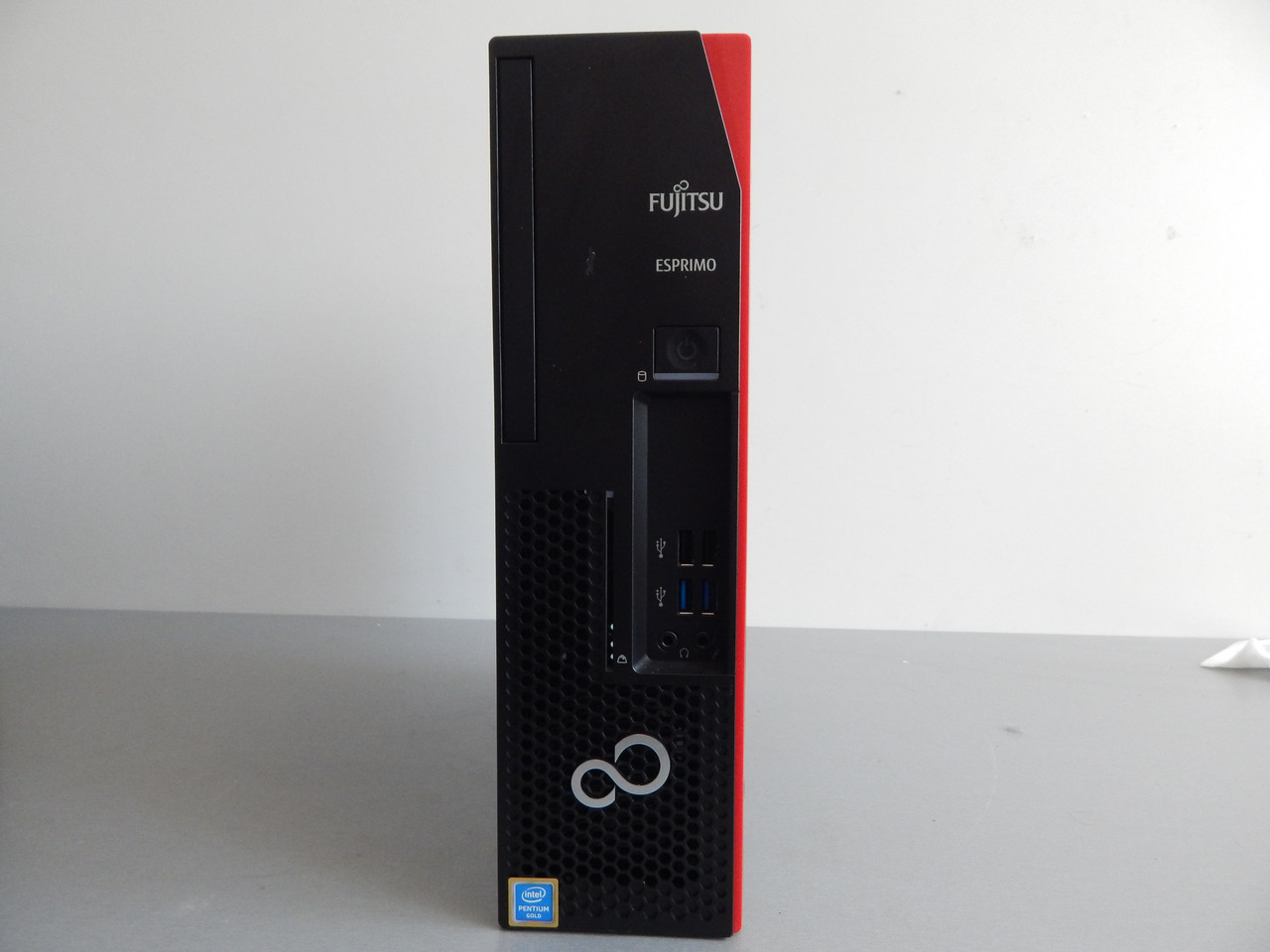 Системний блок б.у з Європи Fujitsu Esprimo D538 SFF Intel G5600 3,90 GHz/8GB DDR4/UHD 630 soket 1151