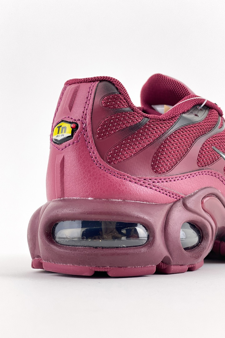 Burgundy nike tn sales