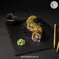 Фуд съемка суши для меню на черном.