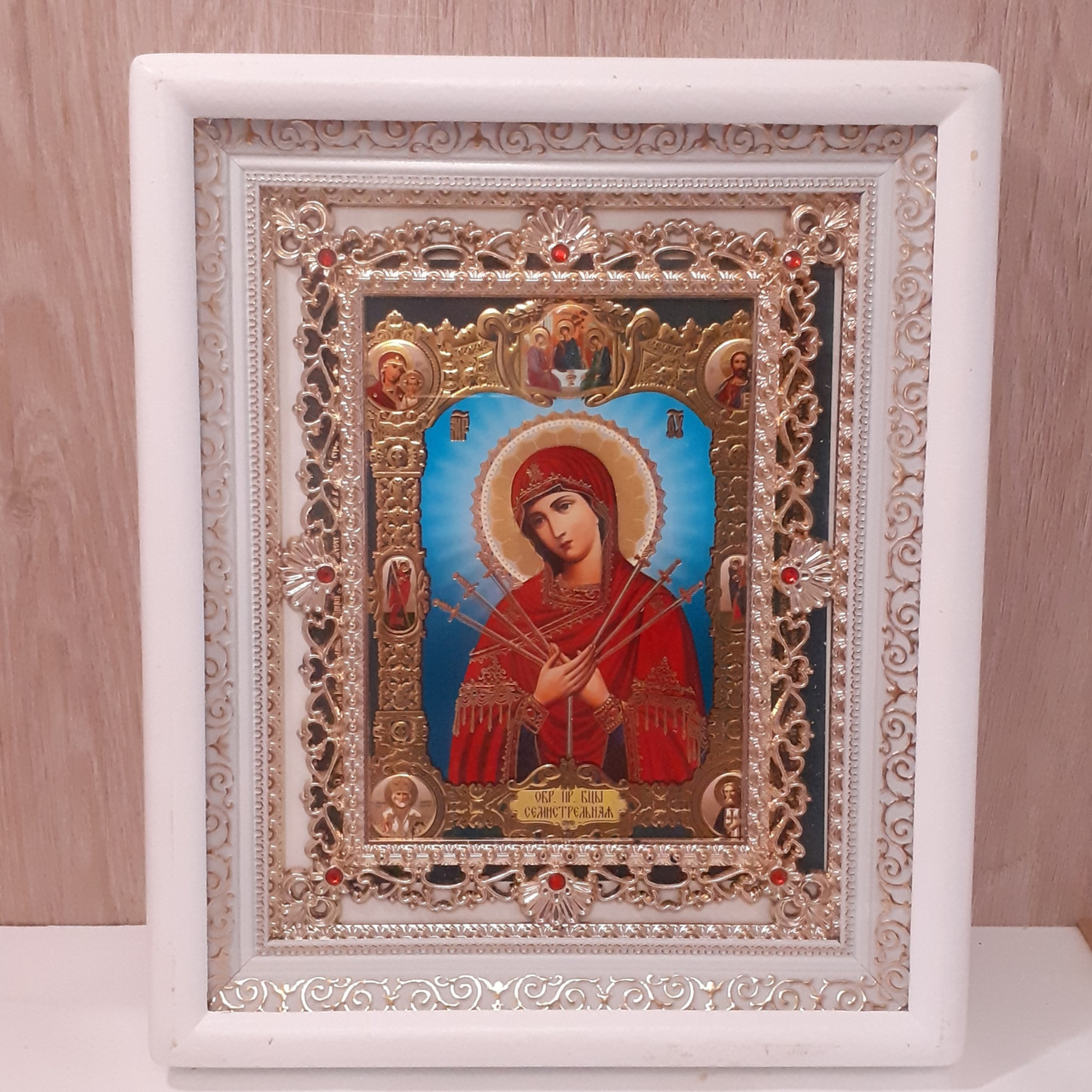 Ікона Семистрільна Пресвятої Богородиці, лик 15х18 см, в білому кіоті з камінням