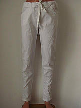 Жіночі літні штани з лампасами з тонкого стрейч джинса завужені з кишенями, фото 2