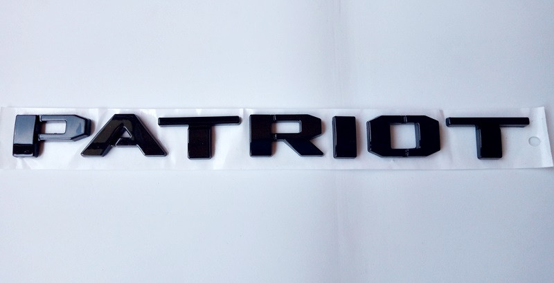 Напис Patriot на двері чорний