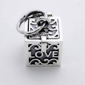 Срібна підвіска кубик "Живи - Люби - Смійся" - кулон зі срібла 925 проби (10 х 10 мм, 6 г)