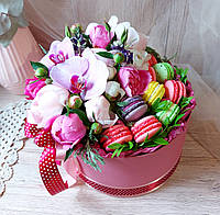 Коробочка с цветами и макарунами/Сладкий букет/Букет из конфет с цветами на 14 февраля