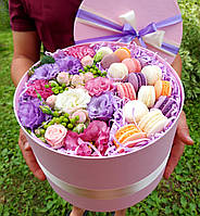 Букет в коробке с цветами и макарунами/Коробочка с цветами и сладостями/Сладкий букет на День влюбленных