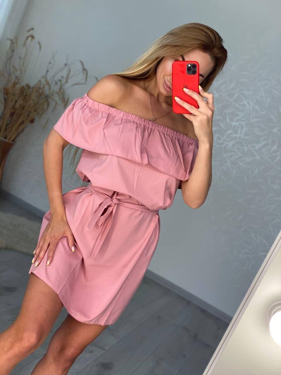 Стильне плаття з воланом відкритими плечима та поясом із софту