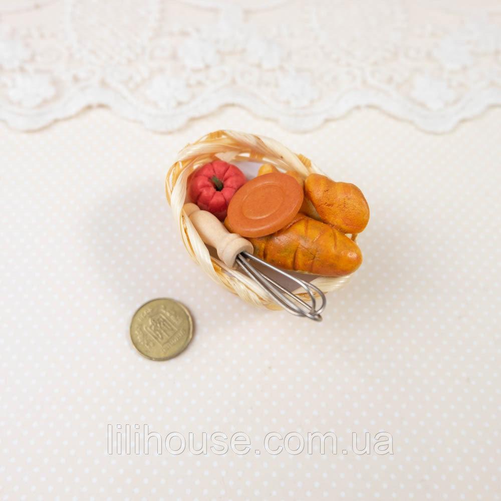 Мініатюрний кошик з багетами і гарбузом, фото 1