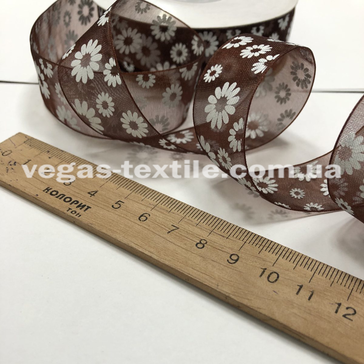 Стрічка з органзи 2.5 см Коричнева з ромашками, фото 1