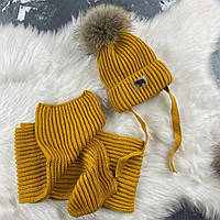 Зимовий дитячий комплект шапка та шарф в гірчичному кольорі Bewarm на зав'язках пампонами з натурального хутра