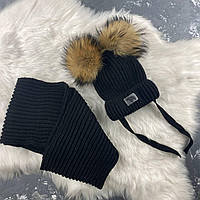 Зимовий дитячий комплект Bewarm : шапка та шарф в чорному кольорі на зав'язках пампонами з натурального хутра