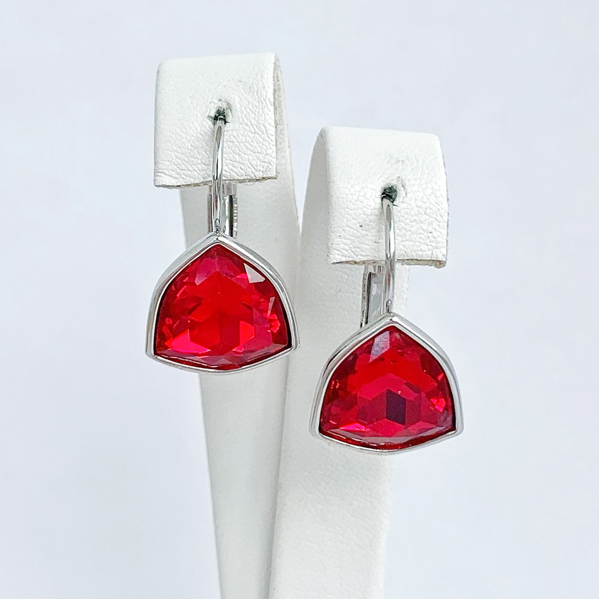 Сережки SONATA з медичного золота, кристали Swarovski червоного кольору, родій, 25724