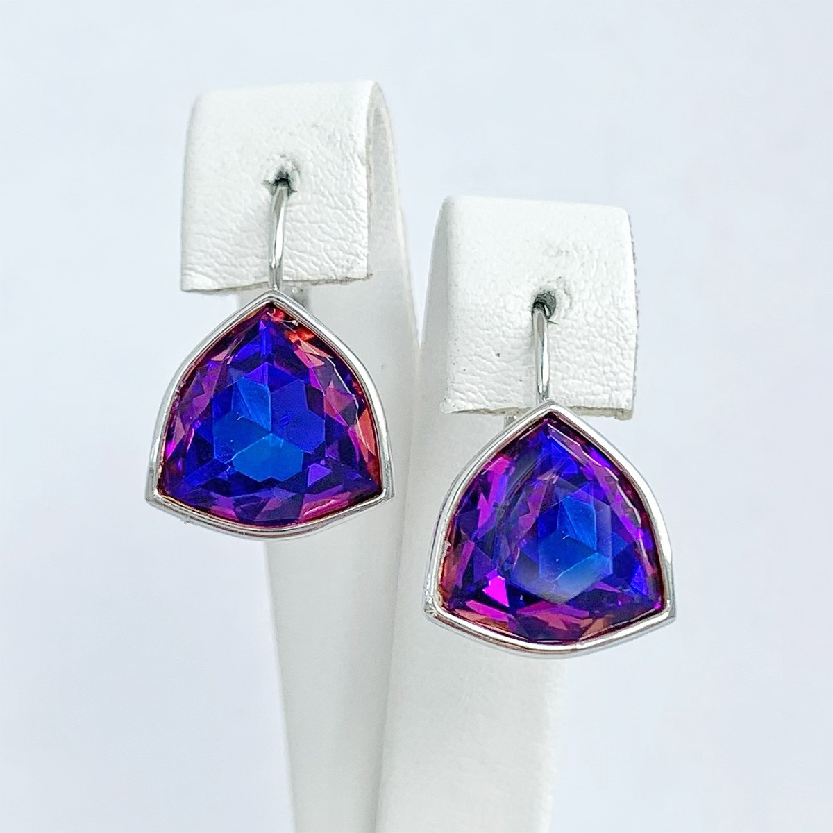 Сережки SONATA з медичного золота, кристали Swarovski фіолетово-синього кольору, родій, 25732