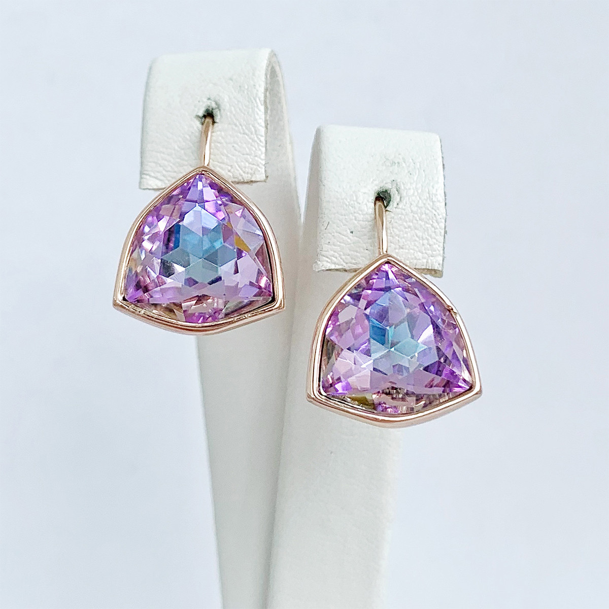 Сережки SONATA з медичного золота, кристали Swarovski бузкового кольору, позолота PO, 25717