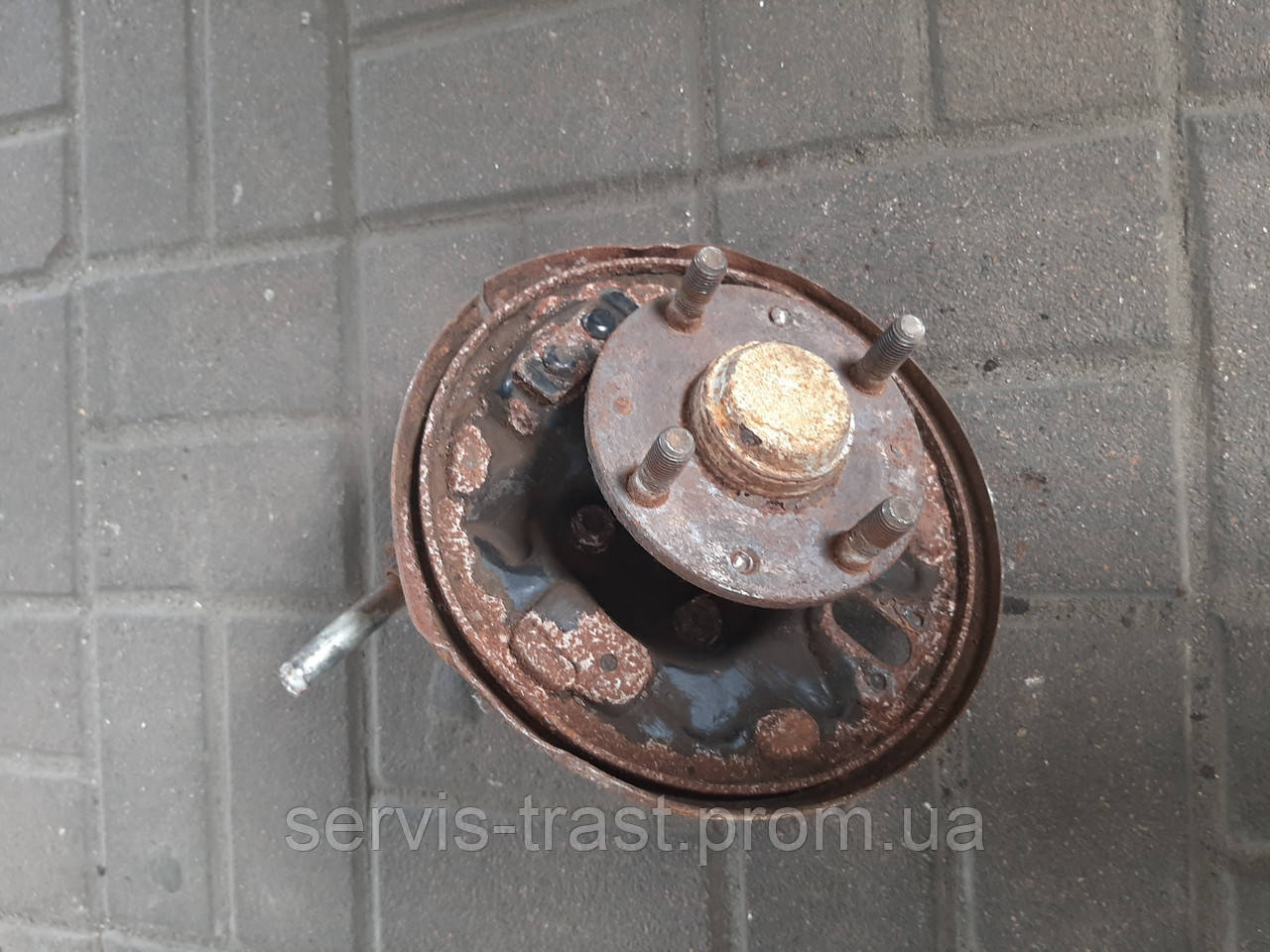 Поворотний кулак задній лівий Mazda 323