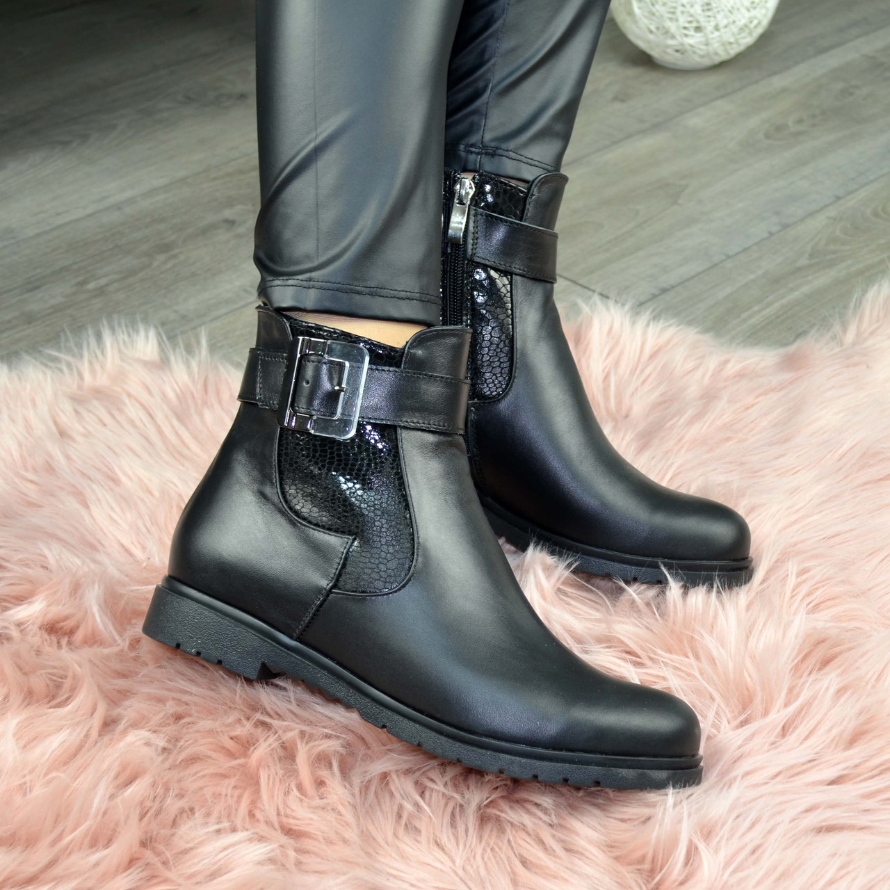Черевики шкіряні на низькому ходу, декоровані ремінцем, колір чорний, фото 1