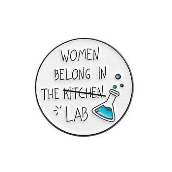 "Жінки належать лабораторії Women belong in the lab" значок (пін) металевий