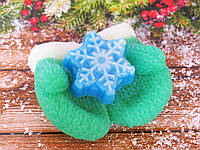 Новогоднее сувенирное мыло ручной работы " Варежки со снежинкой" Зеленый